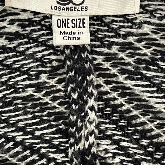 Chevron wrap fringed shawl / ruana - Picture 5 of 8